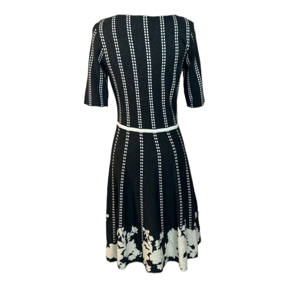 NWT Gabby Skye Knit Gray & White dress with flows at the bottom hem size large - Picture 6 of 10
